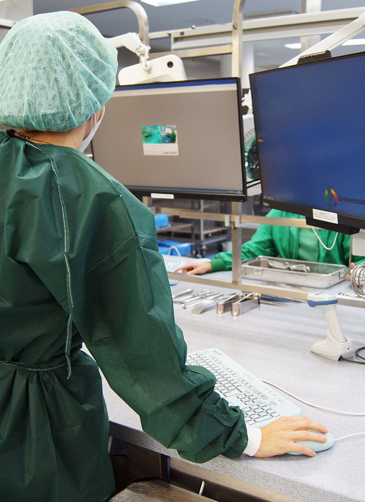 Mitarbeiter in der Zentralsterilisation mit Thin Client