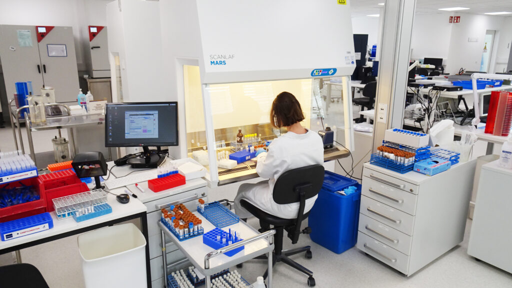 Mitarbeiter im Labor mit Thin Client