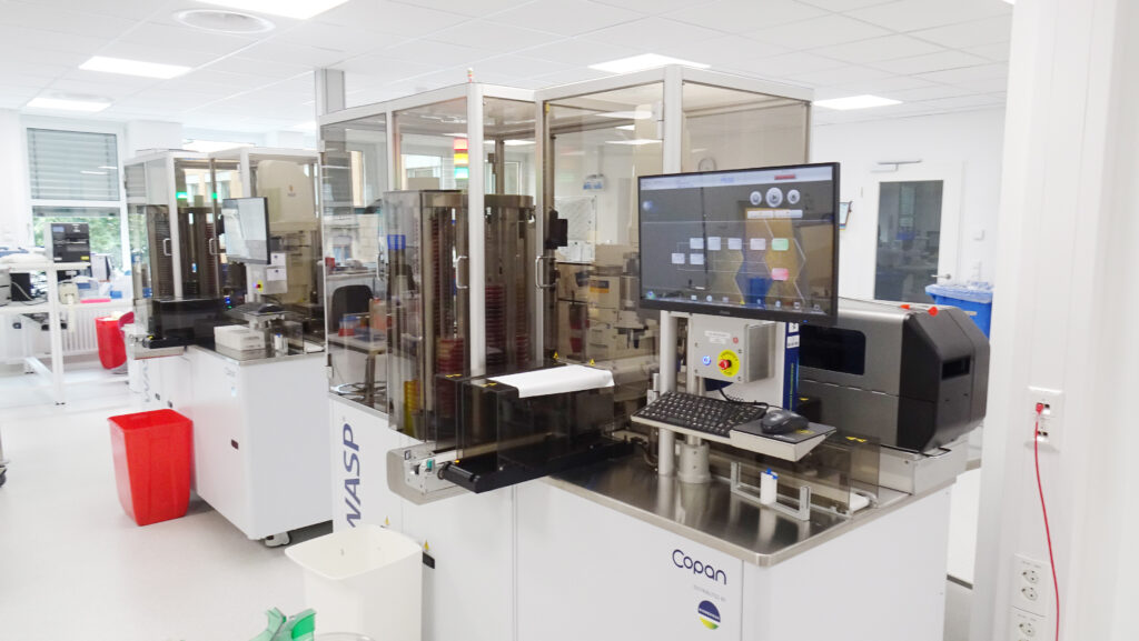 Mitarbeiter im Labor mit Thin Clients